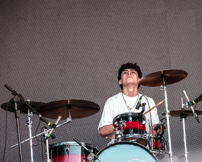 Santino More tocando la batería en vivo